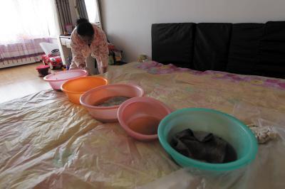 贵定楼上漏水，住户失联，小区没物管，业主维权难！律师来支招……